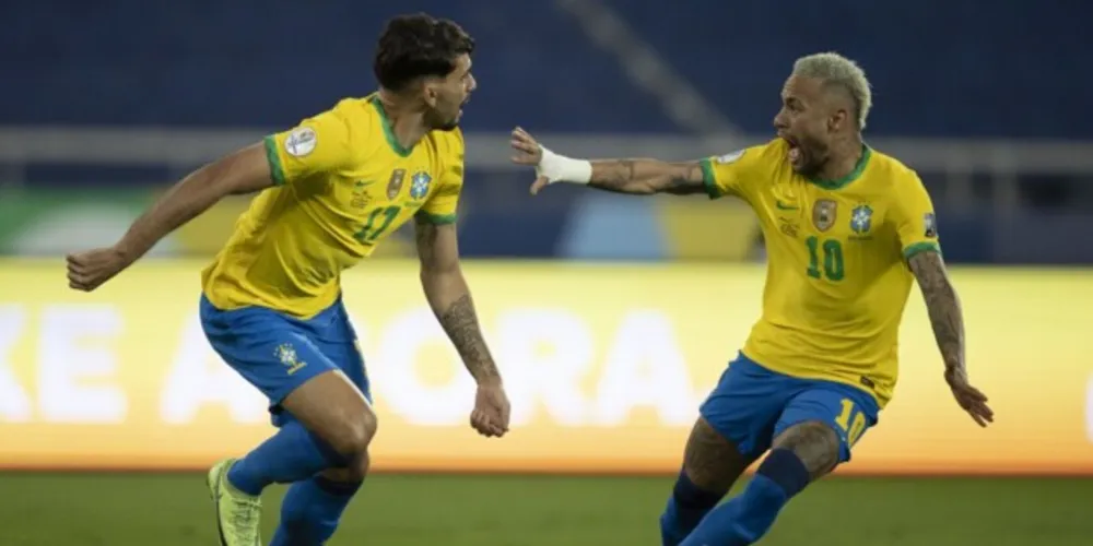 Lucas Paquetá e Neymar comemoram gol pela Seleção.