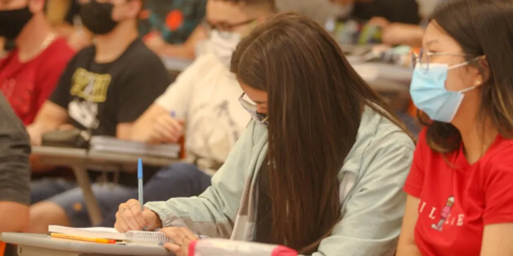 O Novo Ensino Médio é composto por quatro itinerários formativos: Linguagens e suas tecnologias; Matemática e suas tecnologias; Ciências da Natureza; e Ciências Sociais Aplicadas