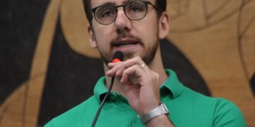 Vereador Geraldo Stocco cobra responsabilização após danos à Praça Marechal Floriano Peixoto