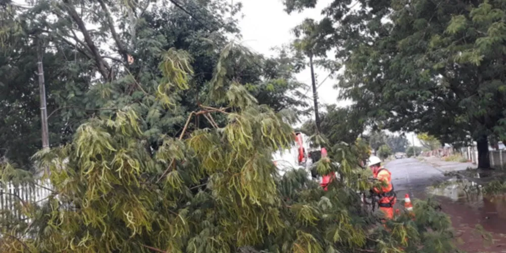 A queda de energia provocada pelo temporal também afeta o abastecimento de água em diversas cidades
