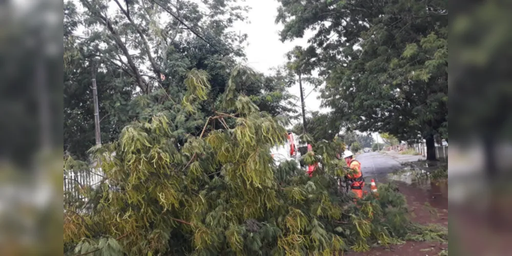 Copel informa que um forte evento climático atingiu a região Oeste do Estado na madrugada deste domingo