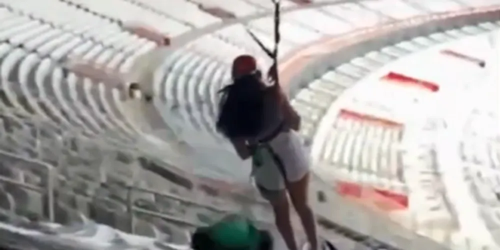 Caso foi no equipamento que estava instalado no estádio do Mineirão, em Belo Horizonte; jovem de 14 anos ficou ferida