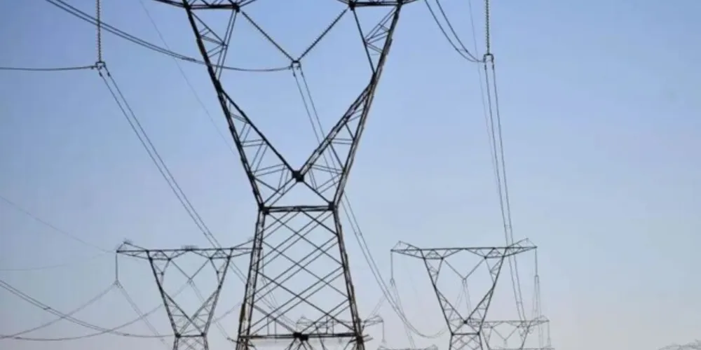 Sistema elétrico nacional sofreu ataques na terça-feira (10) com a derrubada de torres de transmissão de energia elétrica