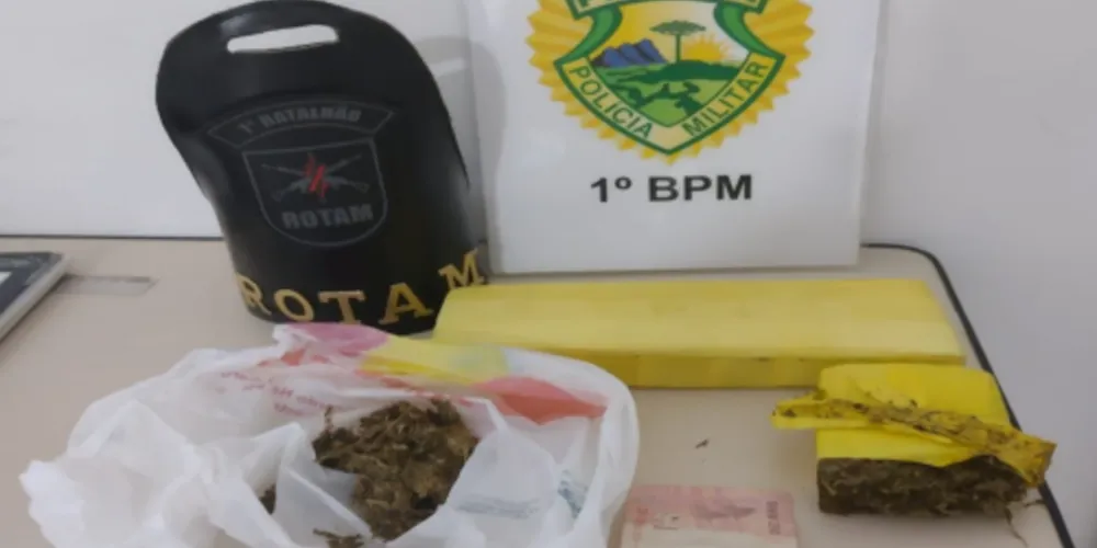 Drogas estavam em uma sacola embaixo de uma cama