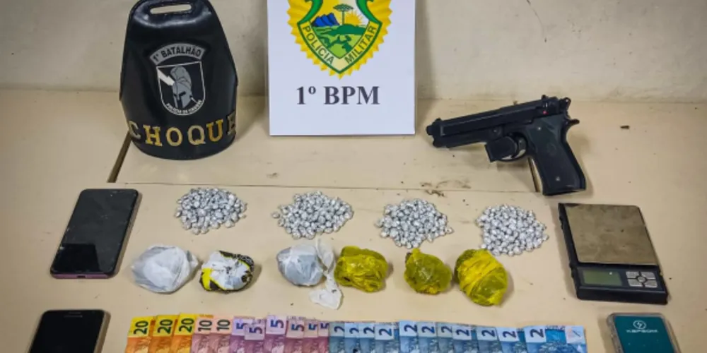 Só na Vila DER foram 421 pedras apreendidas (foto), além de dinheiro e balanças de precisão