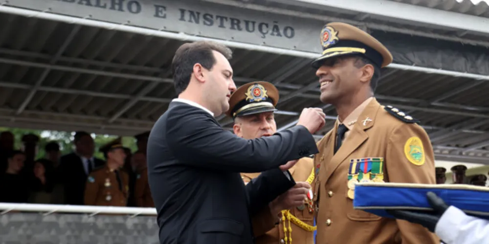O governador Carlos Massa Ratinho Júnior nomeou nesta segunda-feira (9) o coronel do quadro de oficiais, Sérgio Almir Teixeira, para o comando da Polícia Militar do Paraná. Nascido no dia 22 de Janeiro de 1972, em Cascavel, no Oeste paranaense, é o primeiro homem negro em 168 anos a assumir o posto
Foto Gilson Abreu/Aen