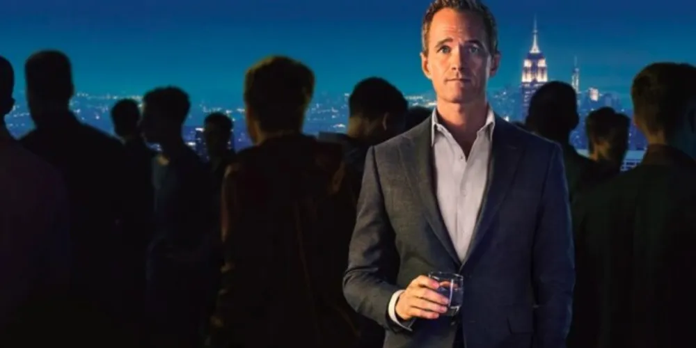 A série foi dirigida por Andrew Fleming (‘Emily em Paris’) e roteirizada por Jeffrey Richman (‘Modern Family’) e Darren Star (‘Sex and the City’).