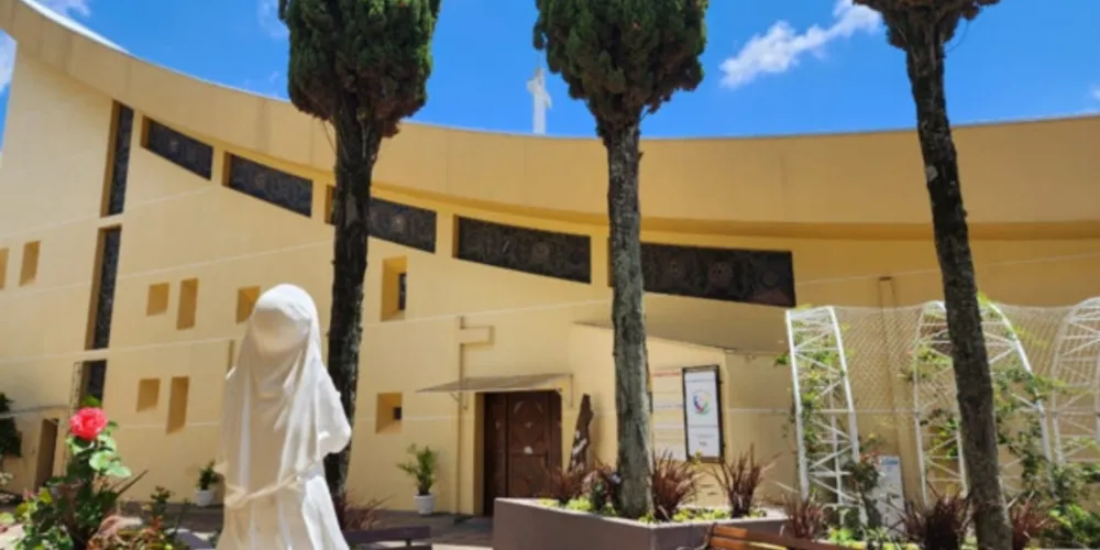 Com o nome de Santa Rita na Pedra da Oração, a escultura ficará instalada no jardim Roccaporena, área externa do santuário