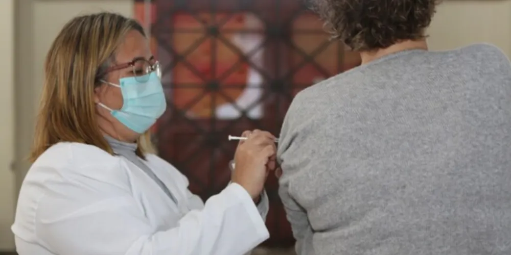 Poderão receber a vacina as pessoas que completaram o esquema primário (1ª e 2ª doses)