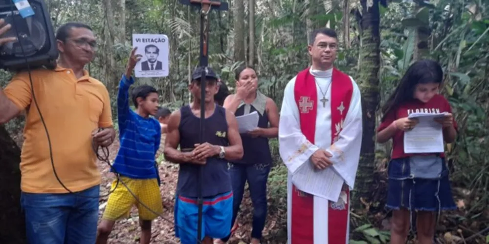 Padre Osvaldo rezando com o fiéis