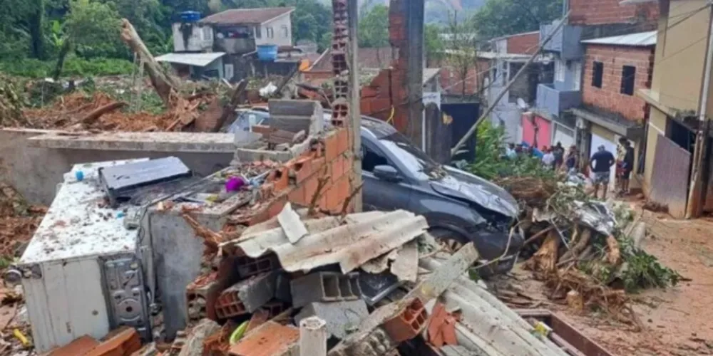 Diversas cidades do litoral paulista foram afetadas pelas fortes chuvas e deslizamentos