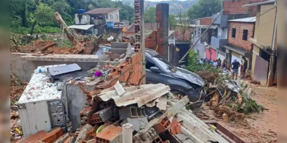 Diversas cidades do litoral paulista foram afetadas pelas fortes chuvas e deslizamentos