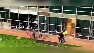 Homem com bandeira do PT não era 'infiltrado'; entenda o caso