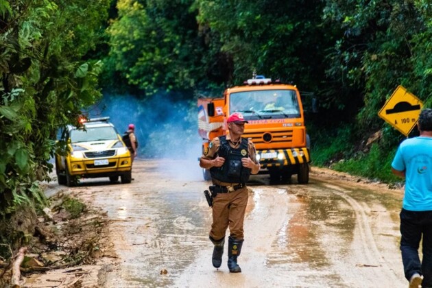 Trecho da PR-340 foi liberado na tarde desta quinta-feira (23). Defesa Civil emitiu um comunicado alertando para o risco de novos deslizamentos