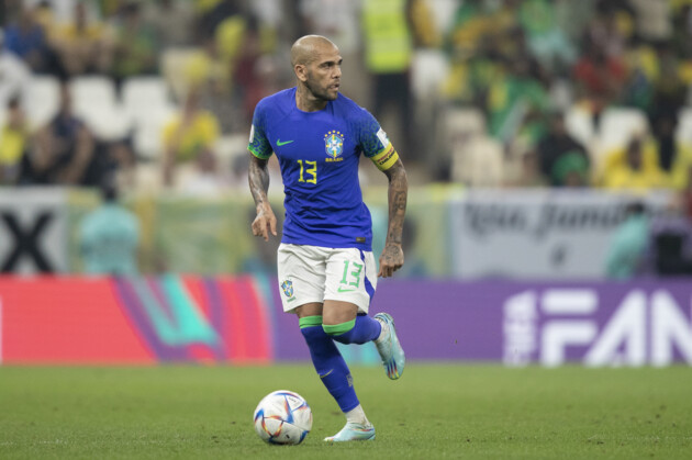 Lateral chegou a ser o capitão do Brasil na derrota para Camarões na Copa