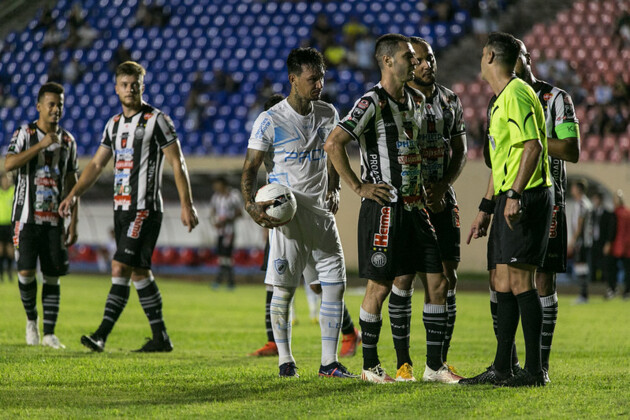 Jogo no Estádio do Café foi marcado por polêmicas na arbitragem