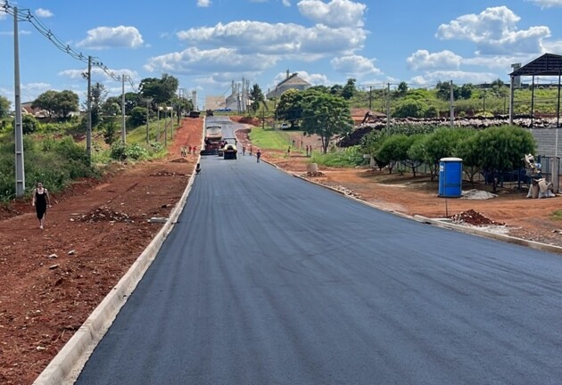 Com investimentos de mais de R$ 21,4 milhões, o projeto contempla a pavimentação de aproximadamente 10 km de vias