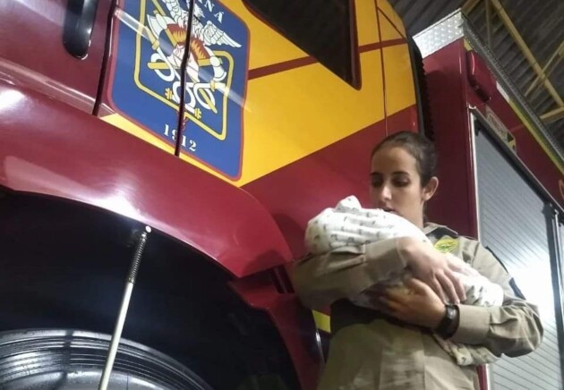 A bebê foi rapidamente atendida pelos bombeiros e voltou a respirar normalmente