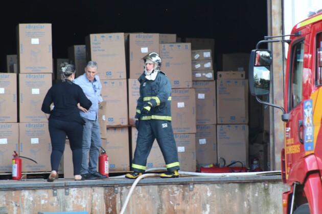 Fábrica foi atingida por incêndio na última segunda-feira (26)