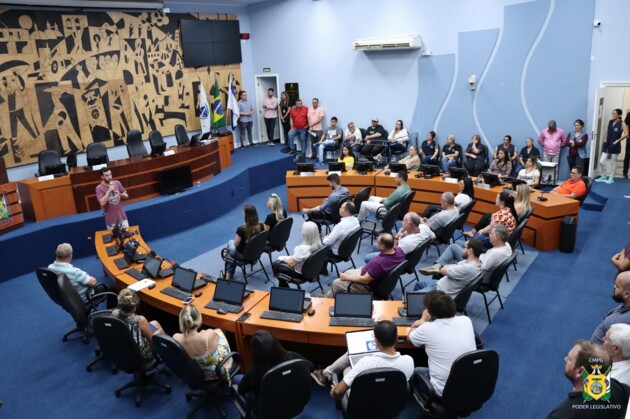 Filipe Chociai reunido com servidores da Câmara Municipal.