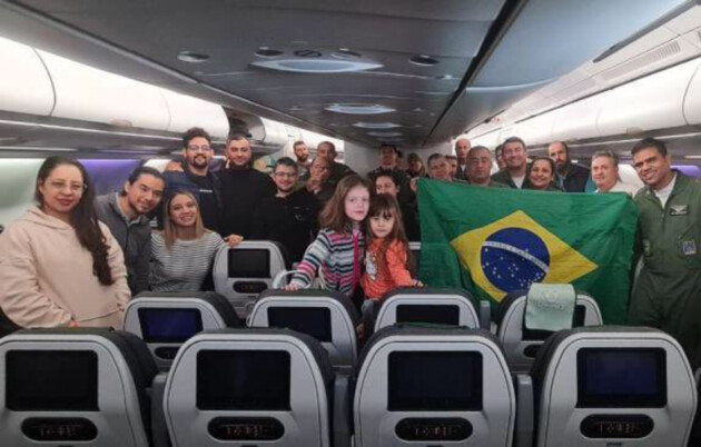 Avião da FAB chega com brasileiros e turcos sobreviventes do terremoto