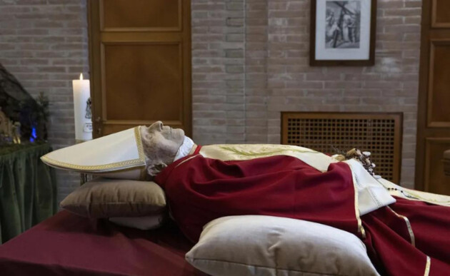 O falecido Papa Bento XVI é visto na capela do mosteiro 'Mater Ecclesiae', onde viveu depois de se aposentar em 28 de fevereiro de 2013