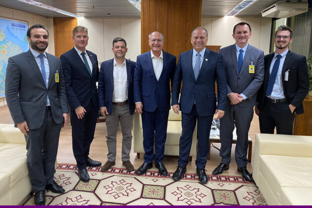 Representantes do Governo Estadual reunidos com Geraldo Alckmin.