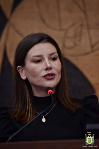 A vereadora Joce Canto (PSC) em discurso na tribuna da Câmara Municipal de Ponta Grossa