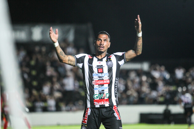 Primeira 'aparição' do uniforme I, o listrado, foi no duelo deste domingo