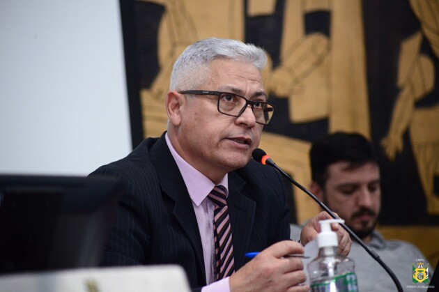 O vereador Léo Farmacêutico (PSD) em discurso na Câmara Municipal.