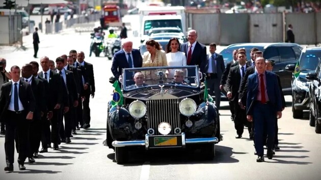 Lideranças e suas esposas desfilaram, juntos, no carro presidencial