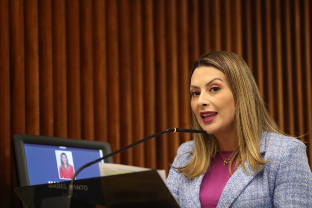 Deputada Estadual Mabel Canto (PSDB) na tribuna da Assembleia Legislativa do Paraná.