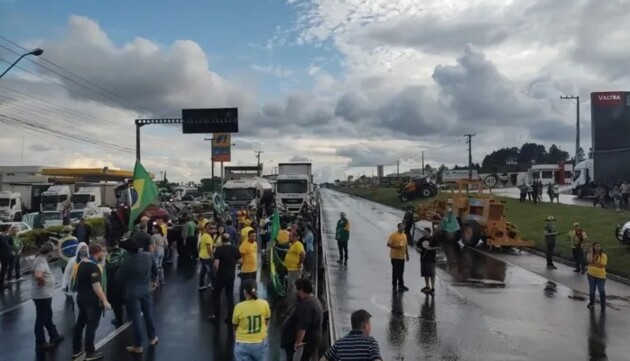 Em Ponta Grossa, manifestantes chegaram a fechar rodovias; praça, em frente de prédio militar, ainda é ocupada