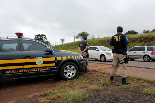 A PRF reforça que os caminhões não poderão ficar parados sobre a rodovia ou nos acostamentos. Os transportadores devem se planejar para aguardar o final da restrição em locais com a infraestrutura adequada