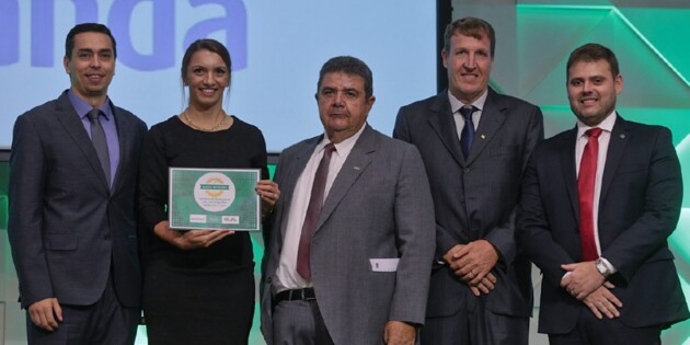 Selo foi entregue das mãos do presidente da Organização das Cooperativas Brasileiras (OCB), Marcio Lopes de Freitas, aos representantes da Castrolanda