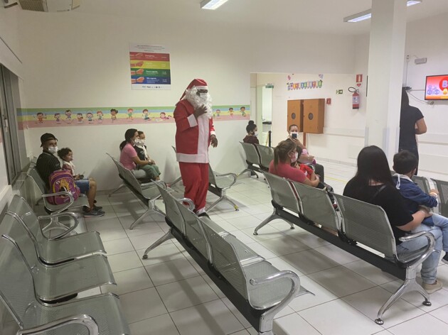 Papai Noel esteve visitando as Unidades de Pronto Atendimento de Ponta Grossa