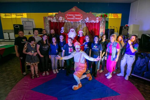 “O Natal Mágico do Picolé” é um espetáculo infantil com temática natalina, misturando a alegria do circo com a magia do Natal, envolvendo crianças e adultos com a ludicidade e inocência dos personagens