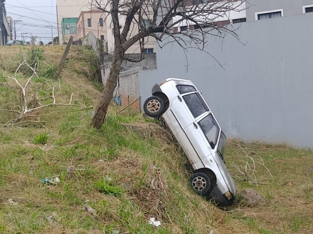 Veículo, um Fiat Uno, está abandonado em um terreno baldio entre as ruas Tiradentes e Afonso Celso