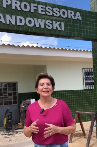 A prefeita Elizabeth Schmidt (PSD) em visita à Escola Professora Cristiane Levandowski.