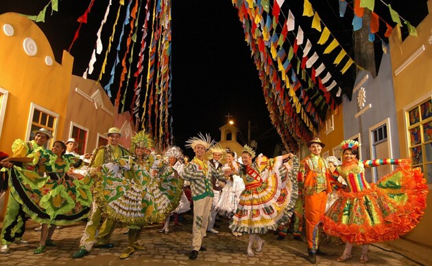 O Carnaval  é uma tradição trazida por colonizadores portugueses para o nosso país
