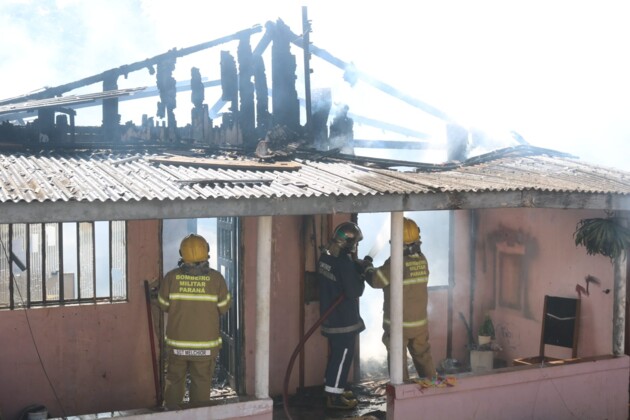 Duas equipes dos Bombeiros combateram as chamas no local