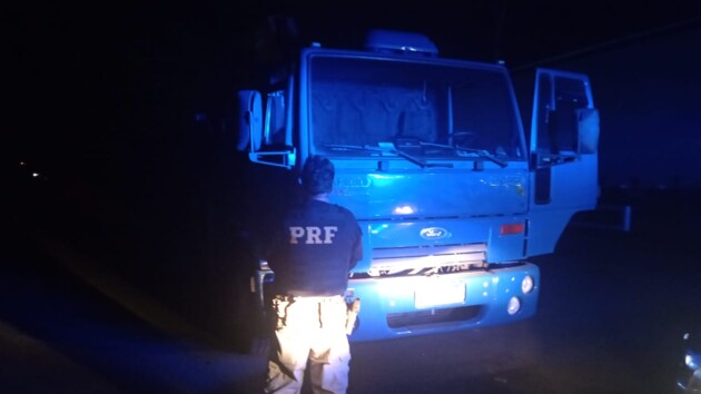 PRF de PG recupera caminhão roubado em São José dos Pinhais