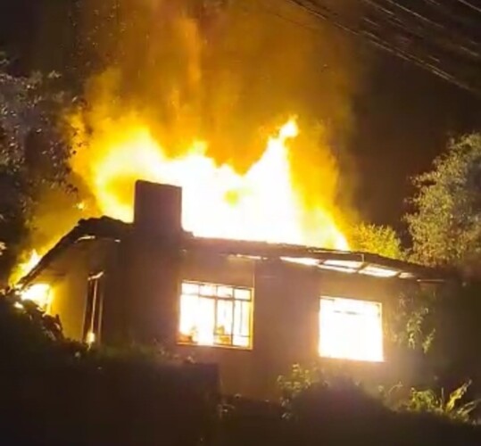 Equipes do Corpo de Bombeiros foram acionadas para conter o fogo, mas o incêndio já havia consumido boa parte da residência