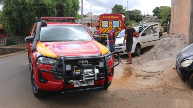 O rapaz que dirigia um Fiat Palio sofreu uma contusão na coluna cervical e foi socorrido pelo Corpo de Bombeiros (Siate)