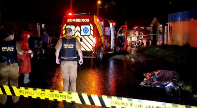 Equipes da Polícia Militar e do Corpo de Bombeiros (Siate) foram acionados até o local do crime