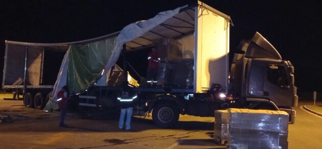 Transbordo da carga e remoção do caminhão foram realizados na madrugada deste sábado