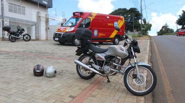 O condutor, de 58 anos, e o rapaz de 31 anos que estava na garupa sofreram escoriações nos braços e pernas