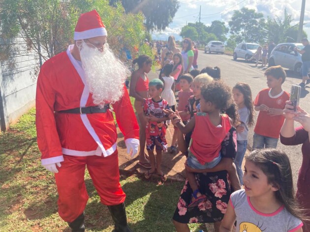 Brinquedos e doces foram entregues pelo Papai Noel às crianças