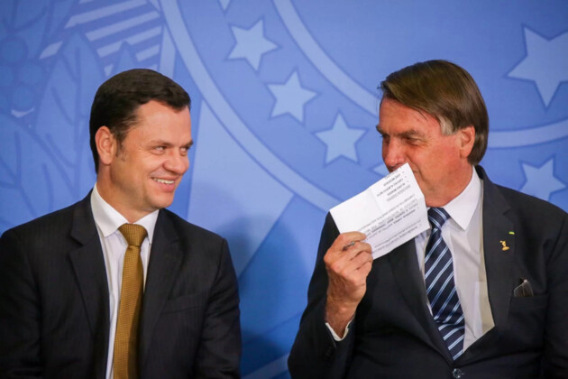 Anderson Torres, ex-ministro da Justiça ao lado do ex-presidente Jair Bolsonaro