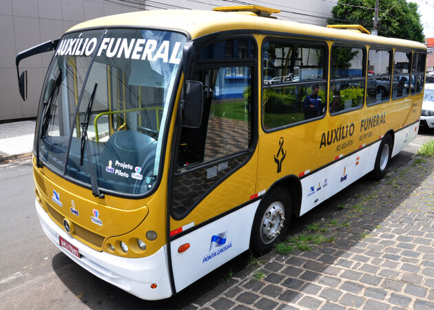 Ônibus do programa 'Auxílio Funeral'.